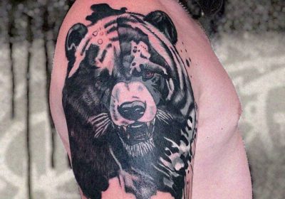 голова ведмедя на плечі