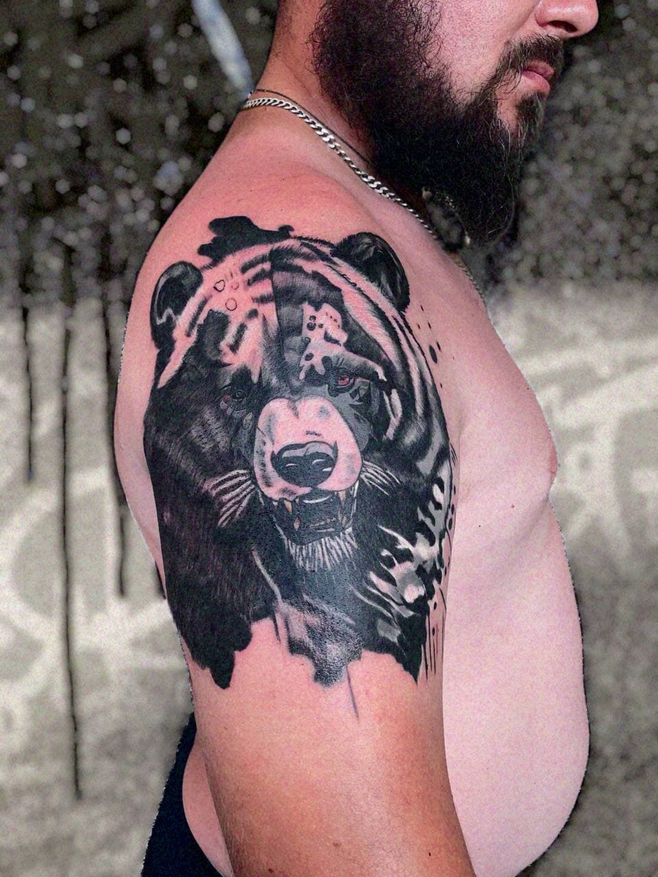 голова ведмедя на плечі