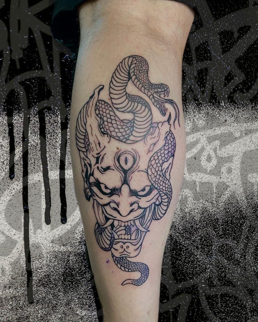 Голова демона зі змією