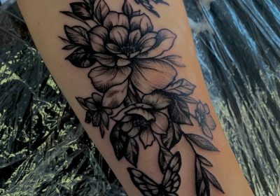 квіти і бабочки на руці