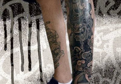 маска самурая на нозі