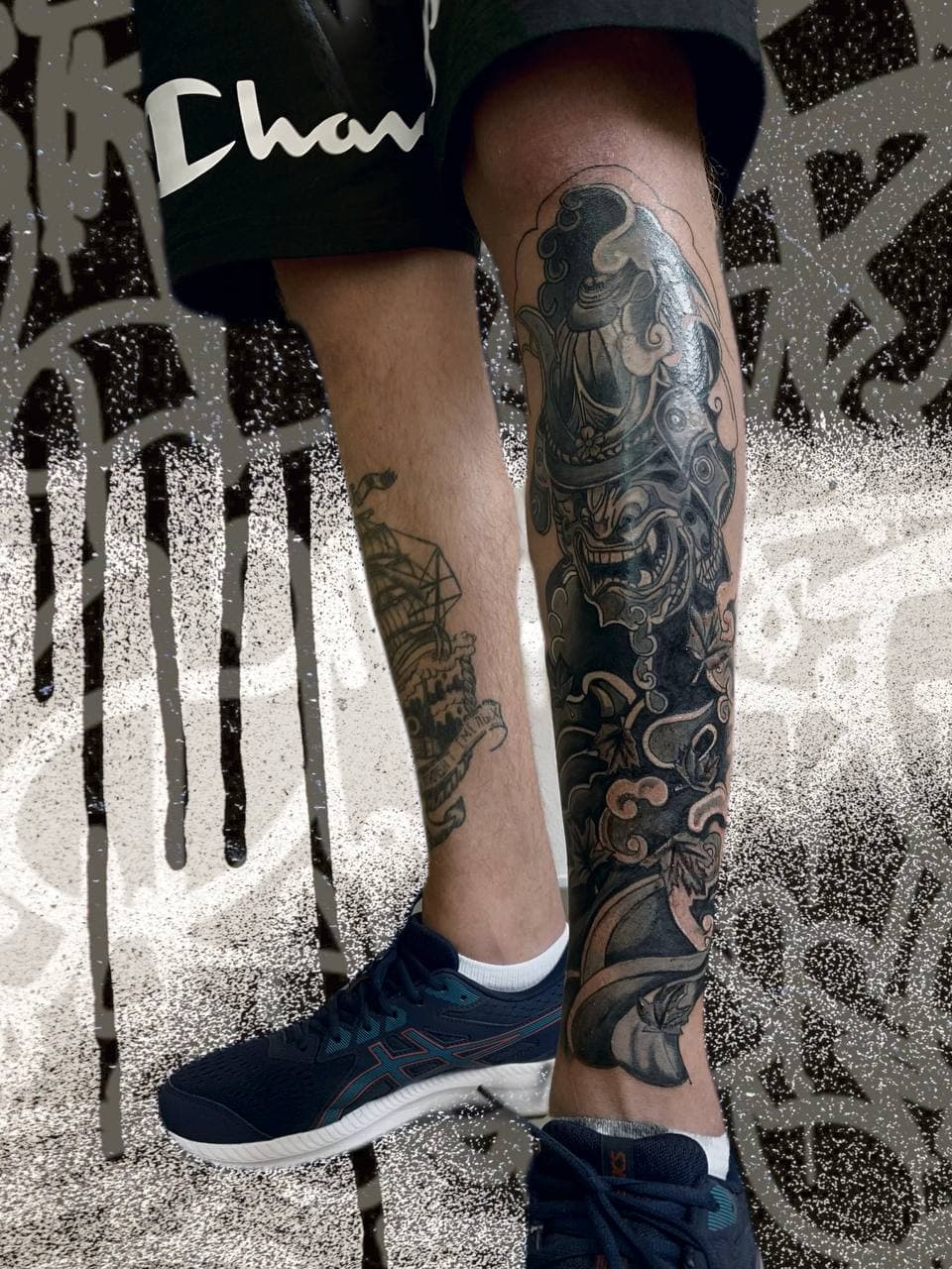 маска самурая на нозі