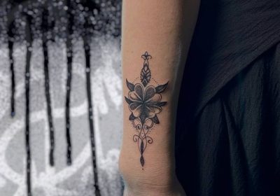 тату квітка з візерунком