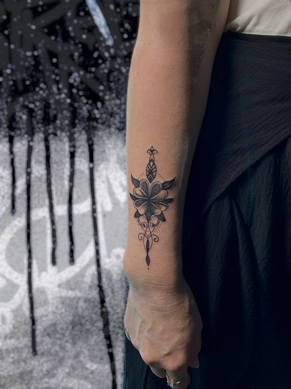 тату квітка з візерунком