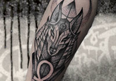 татуювання анубіс та анкх