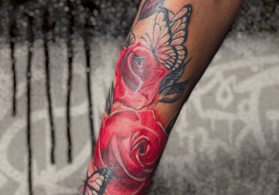 татуювання троянди та метелики