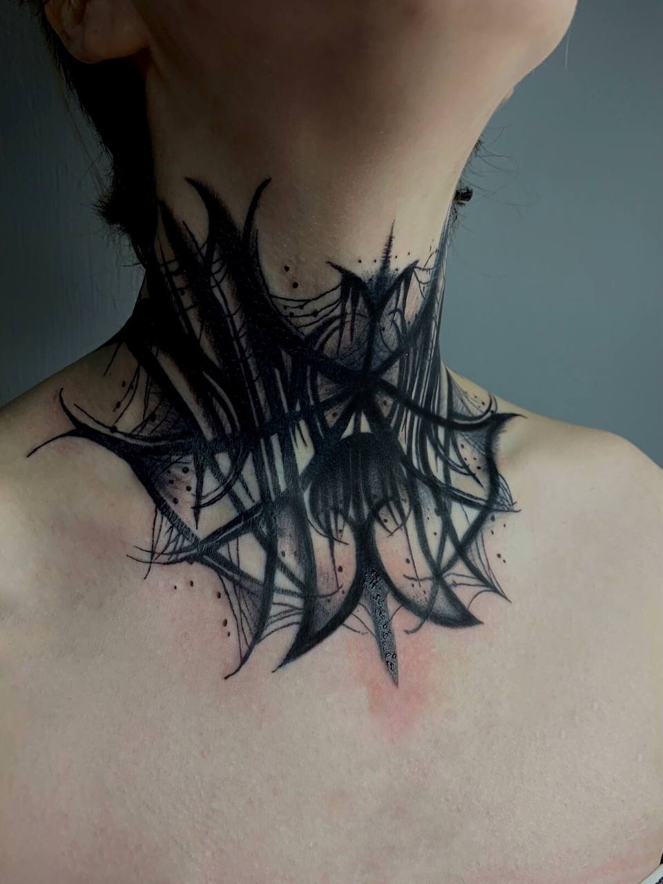 тату трайбл на шиї